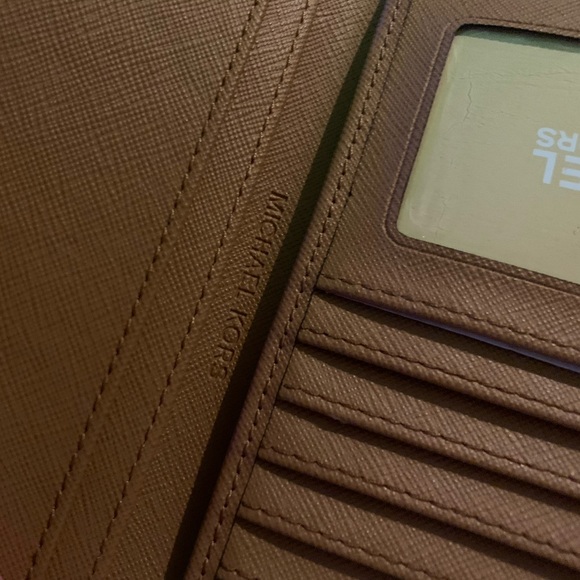 MICHAEL KORS PASSPORT WALLET - Picture 5 of 9